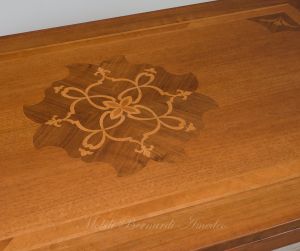 Tavolo da pranzo in legno di noce intarsiato stile classico con prolunghe estraibili sottopiano