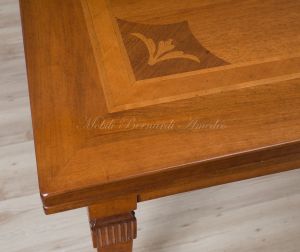 Tavolo da pranzo in legno di noce intarsiato stile classico con prolunghe estraibili sottopiano