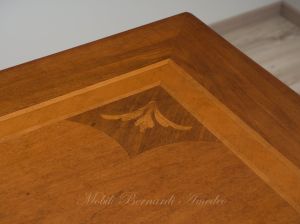Tavolo da pranzo in legno di noce intarsiato stile classico con prolunghe estraibili sottopiano