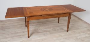 Tavolo da pranzo in legno di noce intarsiato stile classico con prolunghe estraibili sottopiano