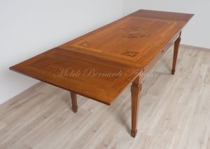 Tavolo da pranzo in legno di noce intarsiato stile classico con prolunghe estraibili sottopiano