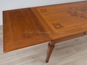Tavolo da pranzo in legno di noce intarsiato stile classico con prolunghe estraibili sottopiano