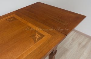 Tavolo da pranzo in legno di noce intarsiato stile classico con prolunghe estraibili sottopiano