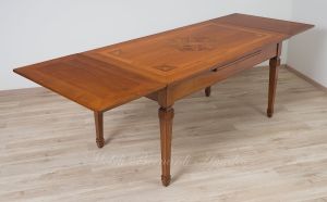 Tavolo da pranzo in legno di noce intarsiato stile classico con prolunghe estraibili sottopiano
