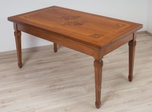 Tavolo da pranzo in legno di noce intarsiato stile classico con prolunghe estraibili sottopiano