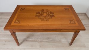 Tavolo da pranzo in legno di noce intarsiato stile classico con prolunghe estraibili sottopiano