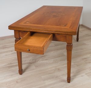Tavolo da pranzo in legno di noce intarsiato stile classico con prolunghe estraibili sottopiano