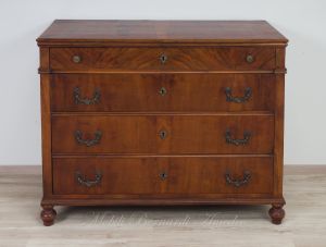 Cassettone antico restaurato in legno di noce con 4 cassetti