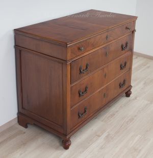 Cassettone antico restaurato in legno di noce con 4 cassetti