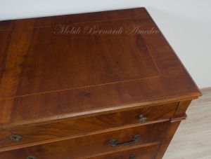 Cassettone antico restaurato in noce - dettaglio del piano con piccolo intarsio