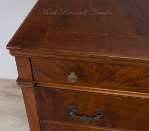 Cassettone antico restaurato in noce - dettaglio del piano con piccolo intarsio