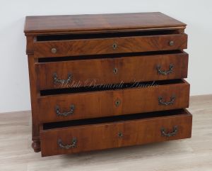 Cassettone antico restaurato in legno di noce con 4 cassetti