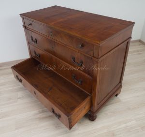 Cassettone antico restaurato in legno di noce con 4 cassetti