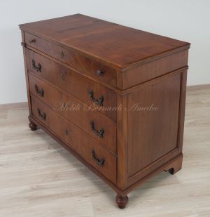 Cassettone antico restaurato in legno di noce con 4 cassetti
