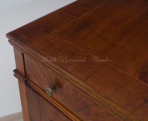 Cassettone antico restaurato in noce - dettaglio del piano con piccolo intarsio