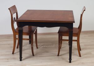 Tavolo da pranzo quadrato costruito in legno di noce con 2 prolunghe aggiuntive