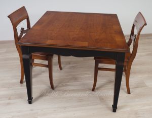 Tavolo da pranzo quadrato costruito in legno di noce con 2 prolunghe aggiuntive