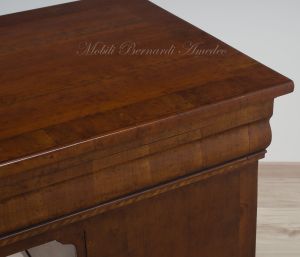Scrivania in legno massello con 7 cassetti in svendita - dettaglio del piano in ciliegio