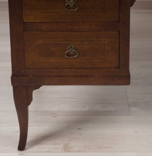 Scrivania stile classico costruita in legno antico di ciliegio e abete in svendita - dettaglio dei cassetti e delle gambe a sciabola