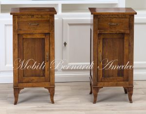 Riproduzione di comodini realizzati in stile classico utlizzando legno antico di noce massello
