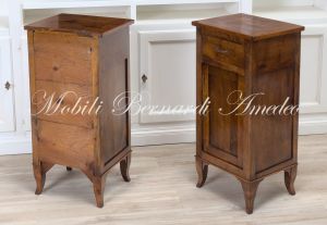 Riproduzione di comodini realizzati in stile classico utlizzando legno antico di noce massello