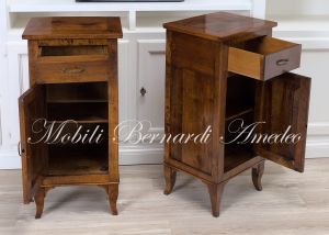 Riproduzione di comodini realizzati in stile classico utlizzando legno antico di noce massello