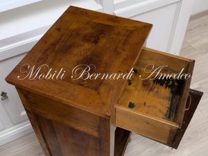 Riproduzione di comodini realizzati in stile classico utlizzando legno antico di noce massello