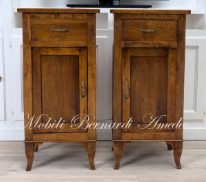 Riproduzione di comodini realizzati in stile classico utlizzando legno antico di noce massello
