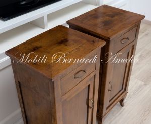 Riproduzione di comodini realizzati in stile classico utlizzando legno antico di noce massello