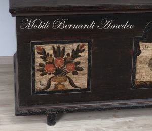Cassapanca antica in legno massiccio laccata con decori originali restaurata serratura funzionante
