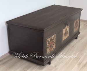 Cassapanca antica in legno massiccio laccata con decori originali restaurata serratura funzionante