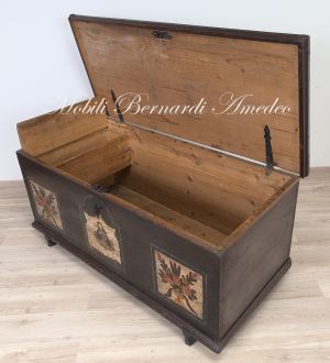 Cassapanca antica in legno massiccio laccata con decori originali restaurata serratura funzionante