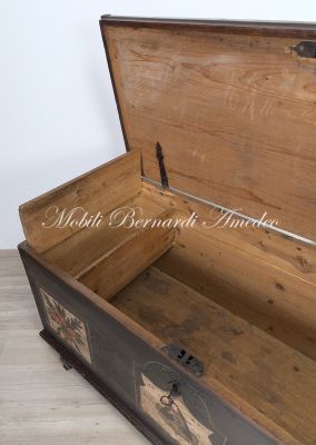 Cassapanca antica in legno massiccio laccata con decori originali restaurata serratura funzionante