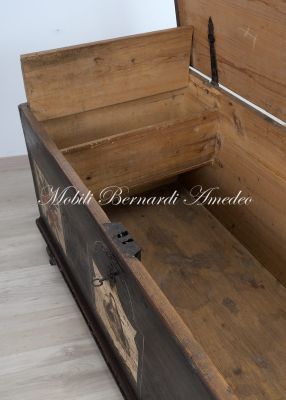 Cassapanca antica in legno massiccio laccata con decori originali restaurata serratura funzionante