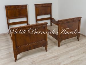Coppia di letti singoli antichi - restaurati e rilucidati - realizzati in legno massello di noce