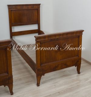 Coppia di letti singoli antichi - restaurati e rilucidati - realizzati in legno massello di noce