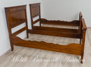 Coppia di letti singoli antichi - restaurati e rilucidati - realizzati in legno massello di noce