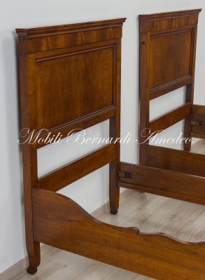Coppia di letti singoli antichi - restaurati e rilucidati - realizzati in legno massello di noce