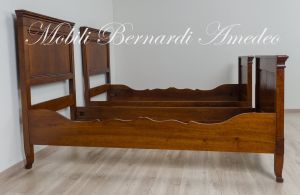 Coppia di letti singoli antichi - restaurati e rilucidati - realizzati in legno massello di noce
