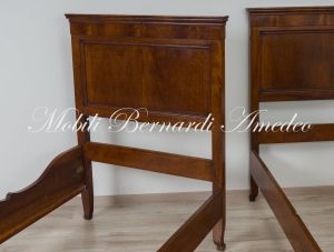 Coppia di letti singoli antichi - restaurati e rilucidati - realizzati in legno massello di noce
