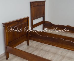 Coppia di letti singoli antichi - restaurati e rilucidati - realizzati in legno massello di noce