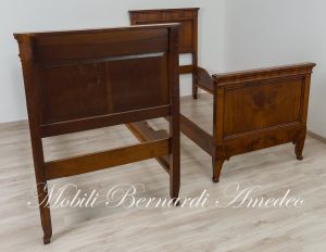 Coppia di letti singoli antichi - restaurati e rilucidati - realizzati in legno massello di noce