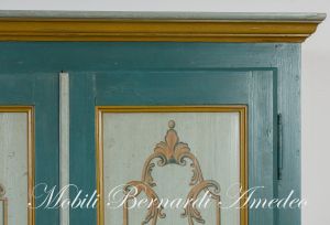 Antique cabinet in solid wood restored and hand lacquered with decorations
