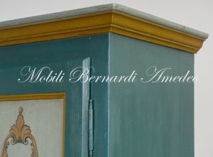 Antique cabinet in solid wood restored and hand lacquered with decorations