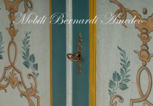 Antique cabinet in solid wood restored and hand lacquered with decorations