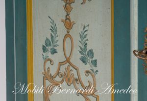 Antique cabinet in solid wood restored and hand lacquered with decorations