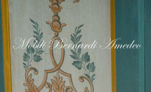 Antique cabinet in solid wood restored and hand lacquered with decorations