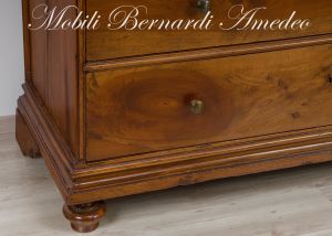 Cassettone originale antico in legno massiccio di noce restaurato con 3 cassetti