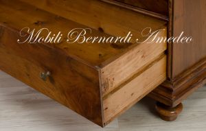 Cassettone originale antico in legno massiccio di noce restaurato con 3 cassetti
