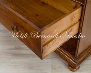 Cassettone originale antico in legno massiccio di noce restaurato con 3 cassetti